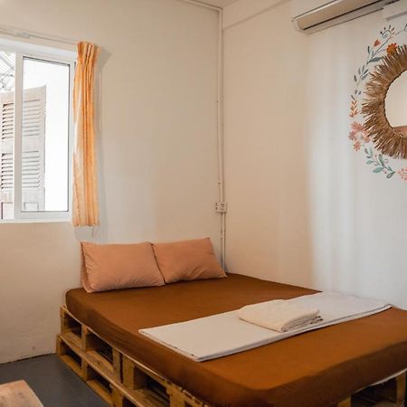 Sacred Lotus Plant-Based Café X Homestay Phnom Penh Exterior foto