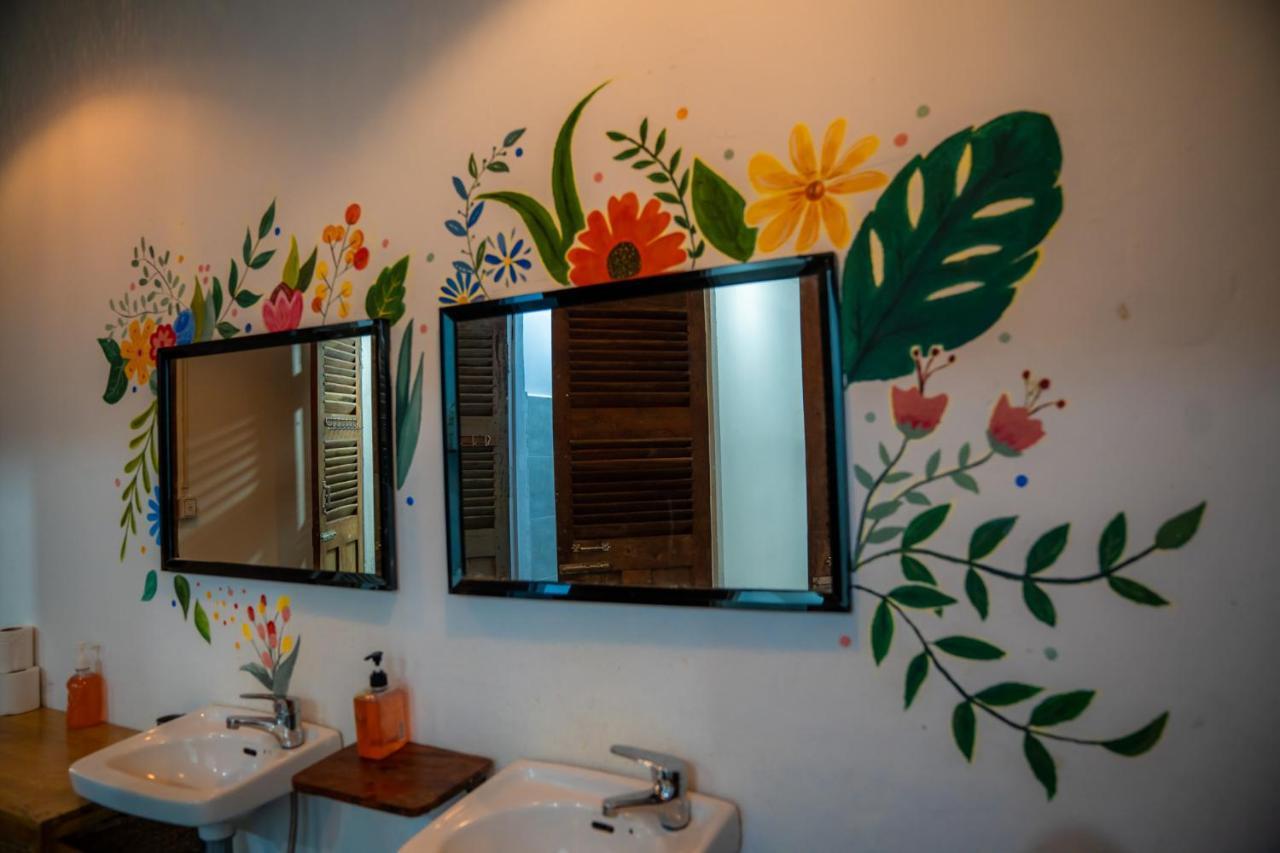 Sacred Lotus Plant-Based Café X Homestay Phnom Penh Exterior foto