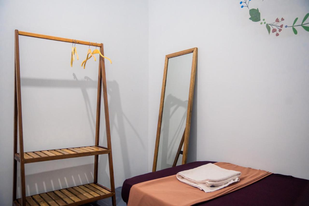 Sacred Lotus Plant-Based Café X Homestay Phnom Penh Exterior foto