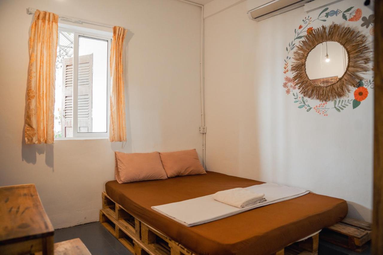 Sacred Lotus Plant-Based Café X Homestay Phnom Penh Exterior foto