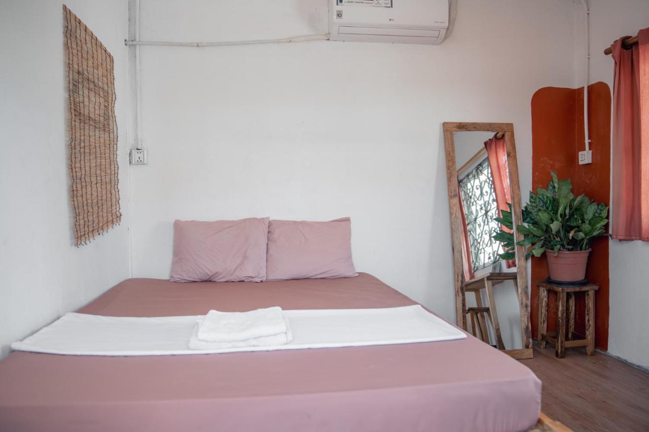 Sacred Lotus Plant-Based Café X Homestay Phnom Penh Exterior foto