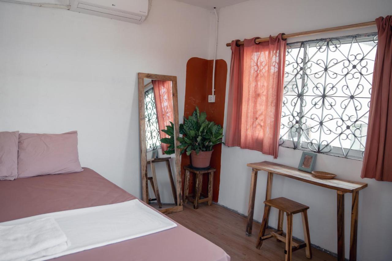 Sacred Lotus Plant-Based Café X Homestay Phnom Penh Exterior foto