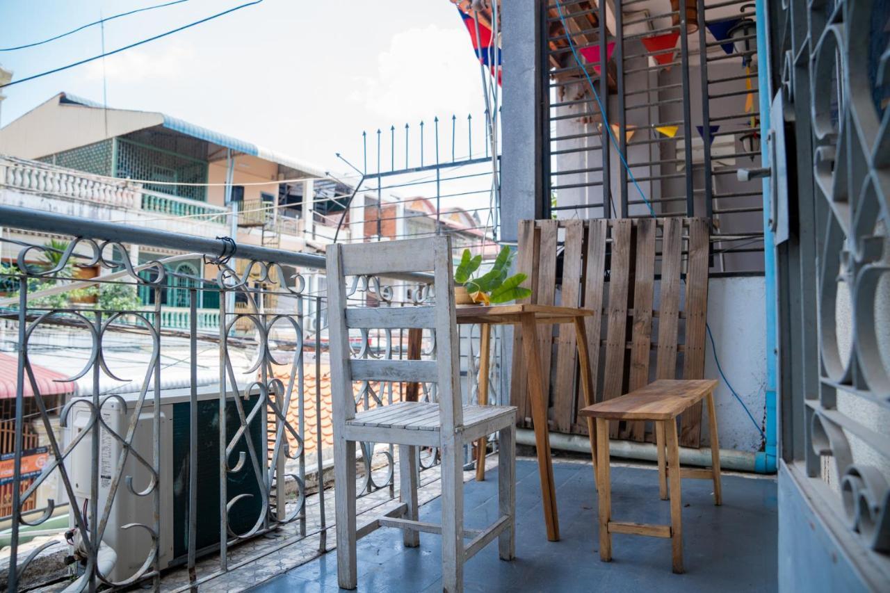 Sacred Lotus Plant-Based Café X Homestay Phnom Penh Exterior foto