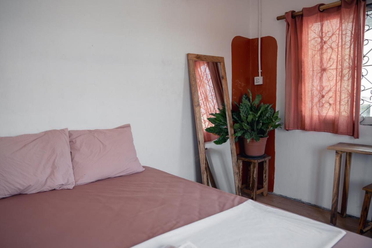 Sacred Lotus Plant-Based Café X Homestay Phnom Penh Exterior foto