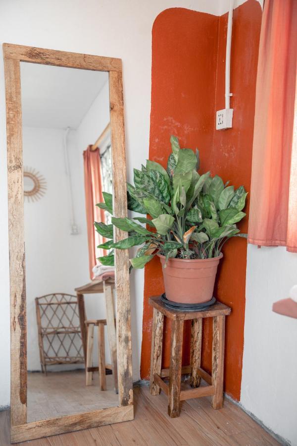 Sacred Lotus Plant-Based Café X Homestay Phnom Penh Exterior foto