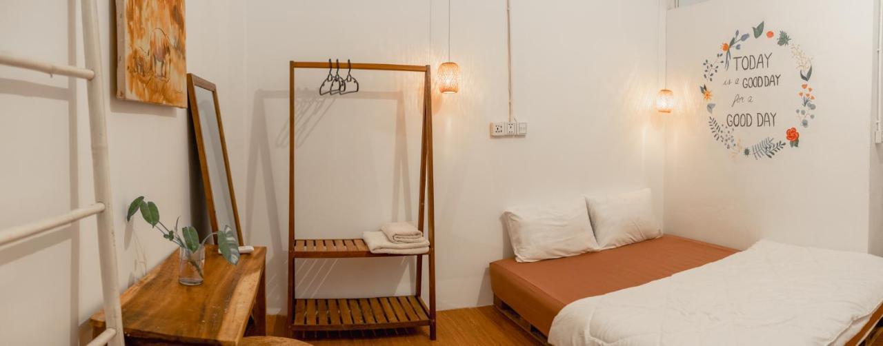 Sacred Lotus Plant-Based Café X Homestay Phnom Penh Exterior foto