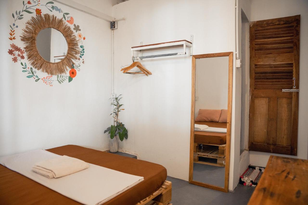 Sacred Lotus Plant-Based Café X Homestay Phnom Penh Exterior foto