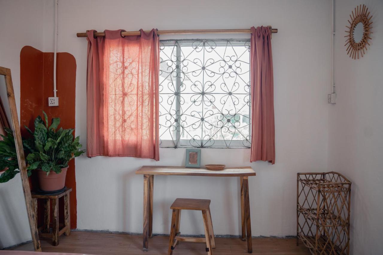 Sacred Lotus Plant-Based Café X Homestay Phnom Penh Exterior foto