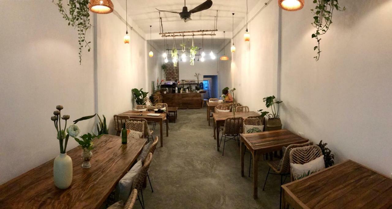 Sacred Lotus Plant-Based Café X Homestay Phnom Penh Exterior foto
