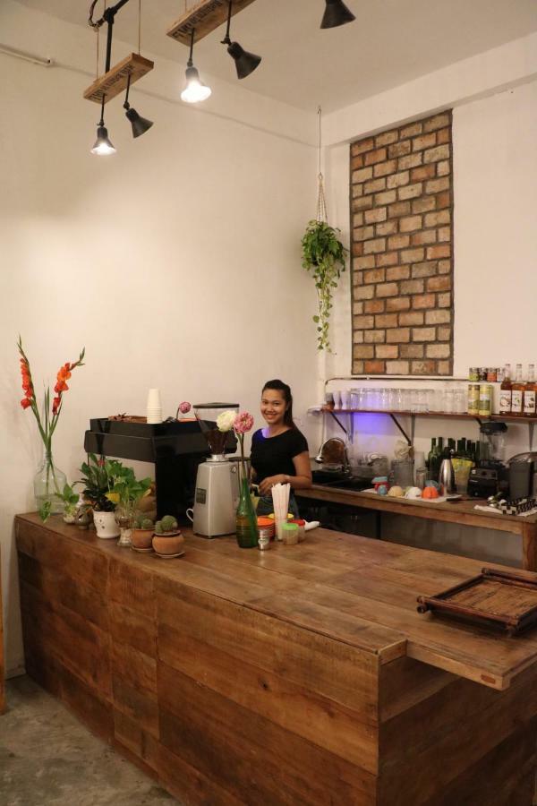 Sacred Lotus Plant-Based Café X Homestay Phnom Penh Exterior foto